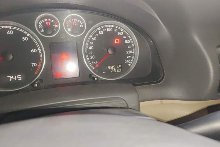 Used Volkswagen Passat 2005 1.8T Automatic Deluxe Plus Version Odometer Close Up