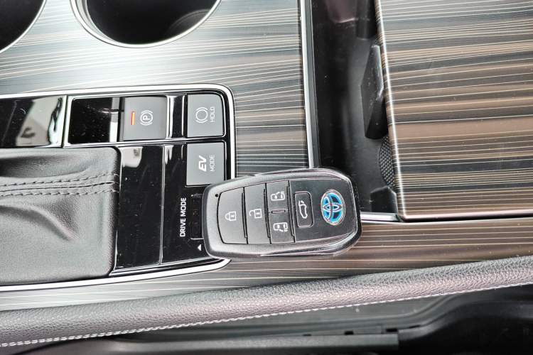 Used Toyota Granvia 2022 2.5L Hybrid Flagship Edition
