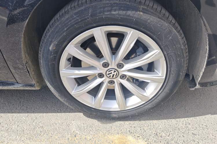 Used Volkswagen Passat 2017 330TSI DSG Luxury Edition Right Front Wheel Hub