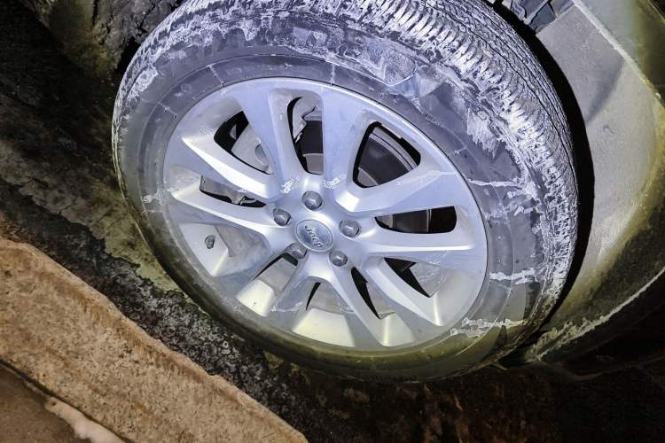 Used Jeep Grand Cherokee 2016 3.0L Comfort Navigation Edition Right Front Wheel Hub