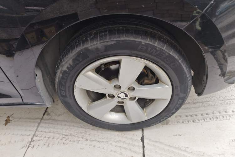 Used Skoda Rapid 2013 1.6L Automatic Smart Selection Model Right Front Wheel Hub