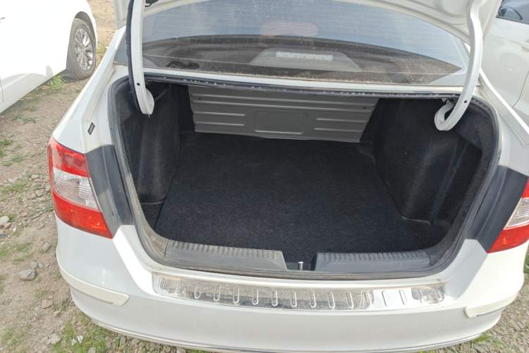 Used Skoda Rapid 2016 1.6L Manual Front-Wheel-Drive Version Trunk