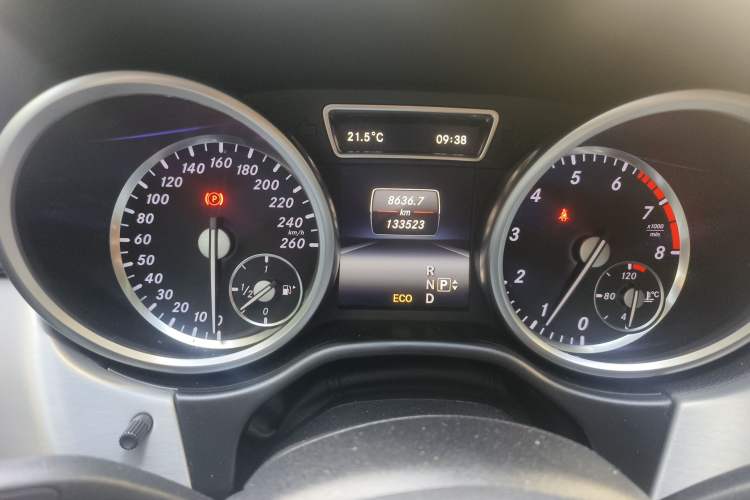 Used Mercedes-Benz M-Class 2015 ML 320 4MATIC Odometer Close Up