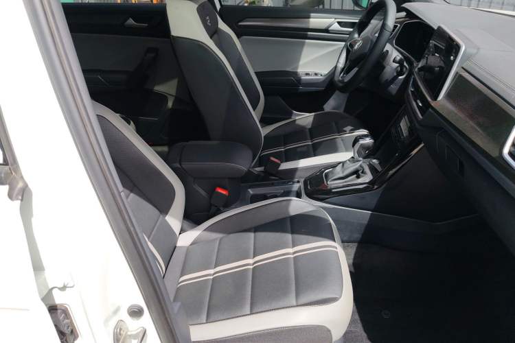 Used Volkswagen T-ROC 2023 300TSI DSG Two-Wheel-Drive Chen Guang Edition Right Front Seat