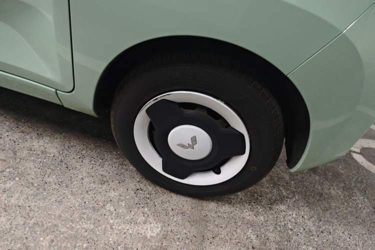 Used Wuling Hongguang MINIEV 2021 Macaron Fashion Model Lithium Iron Phosphate Right Front Wheel Hub