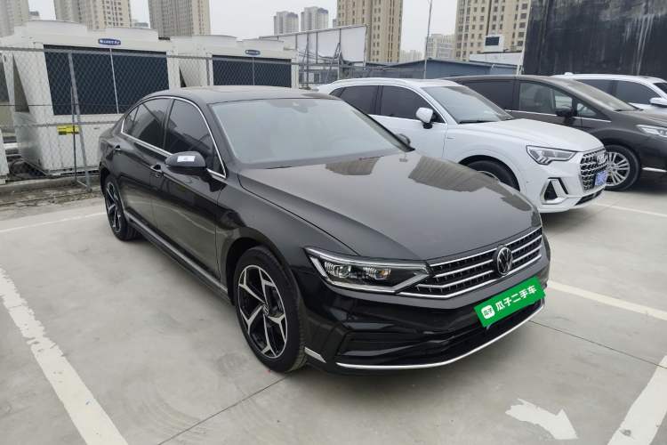 Used Volkswagen Magotan 2026 30 Million Vehicles Selected Model 380TSI DSG Luxury Edition Front Right 45 Deg