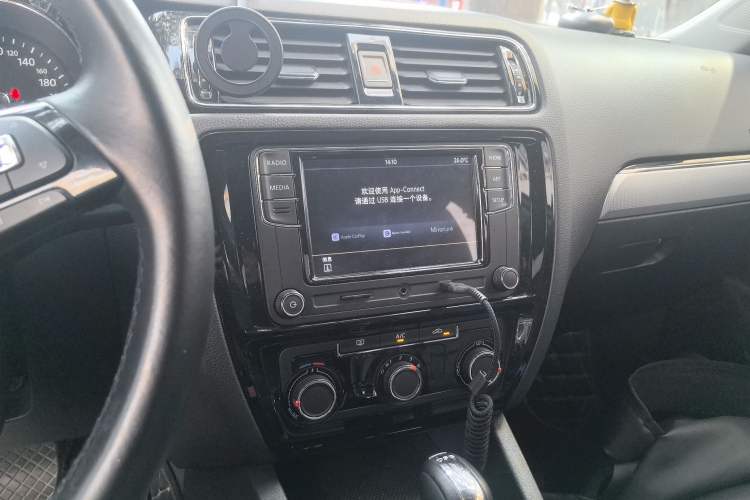 Used Volkswagen Sagitar 2018 280TSI DSG Comfort Model Audio And AC Panel