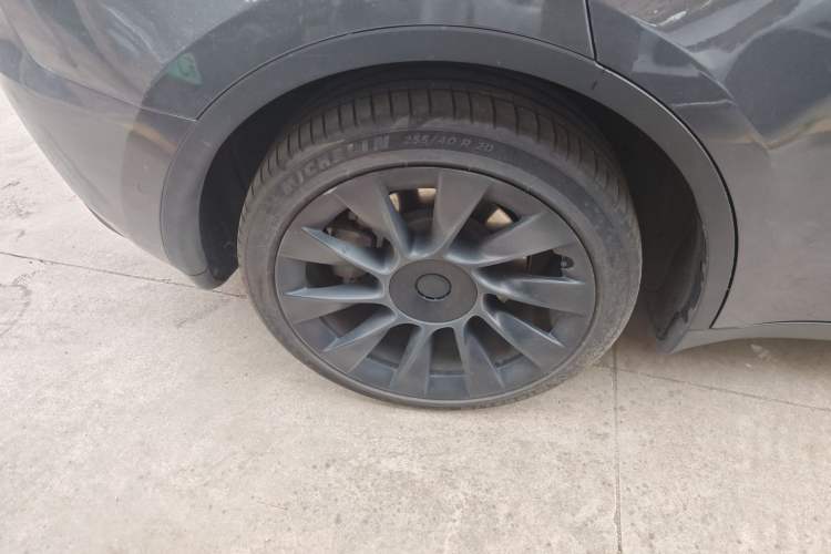 Used Tesla Model Y 2021 Long-Range All-Wheel-Drive Version Right Rear Wheel Hub