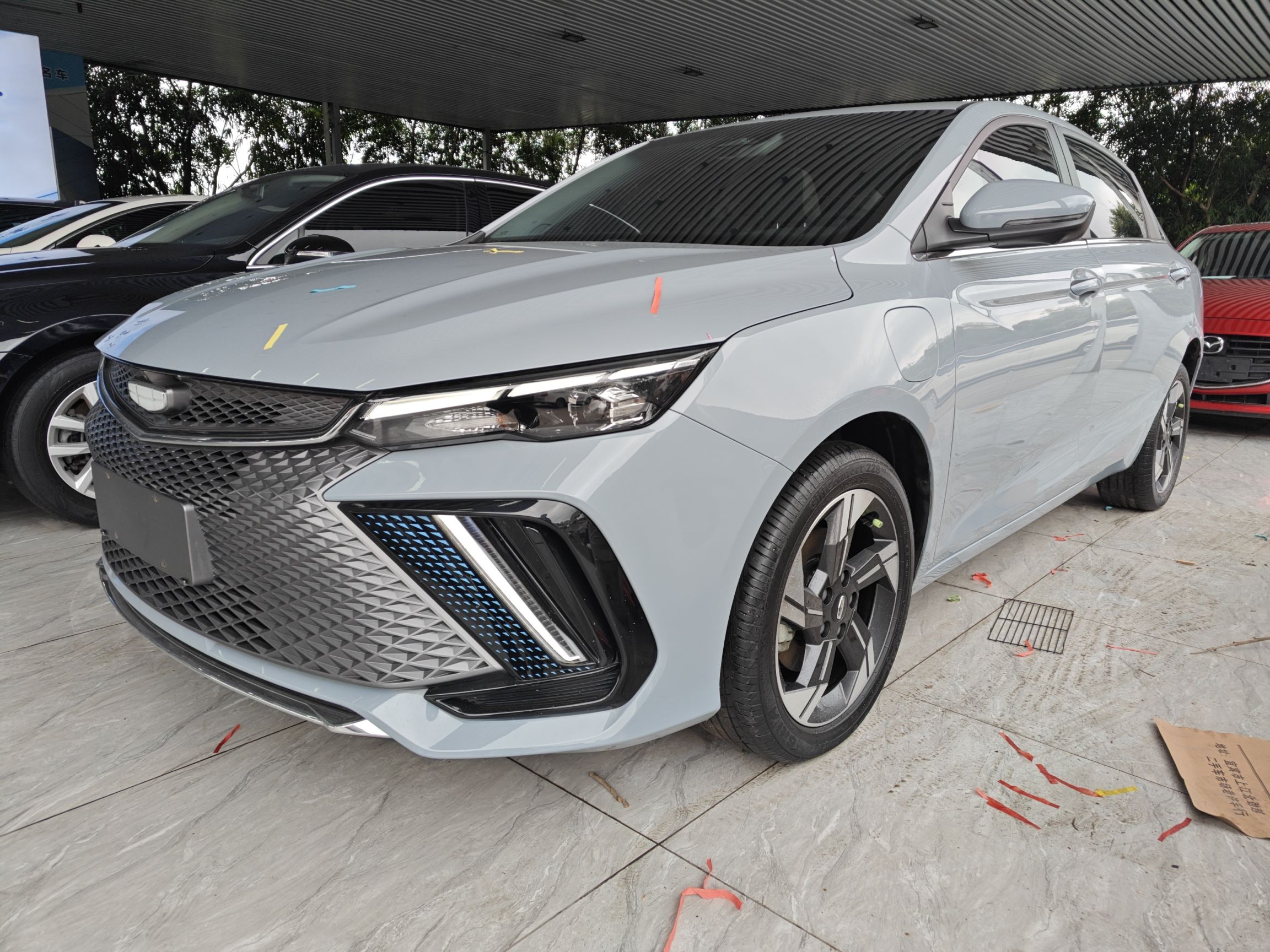 تحت مقدمة السيارة