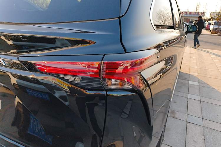 Used Toyota Granvia 2026 Model 2.5L Hybrid Luxury Edition