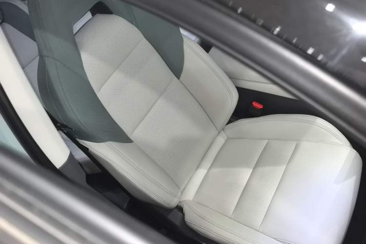 Used Lynk & Co 06 EM-P 2023 EM-P 126 Long-Range Halo Right Front Seat