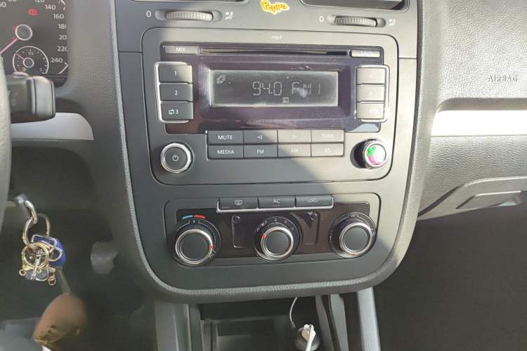 Used Volkswagen Sagitar 2011 1.6L Manual Comfort Version Audio And AC Panel