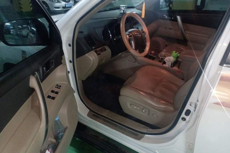 Used Toyota Highlander 2012 2.7L Two-Wheel Drive 7-Seater Luxury Edition
