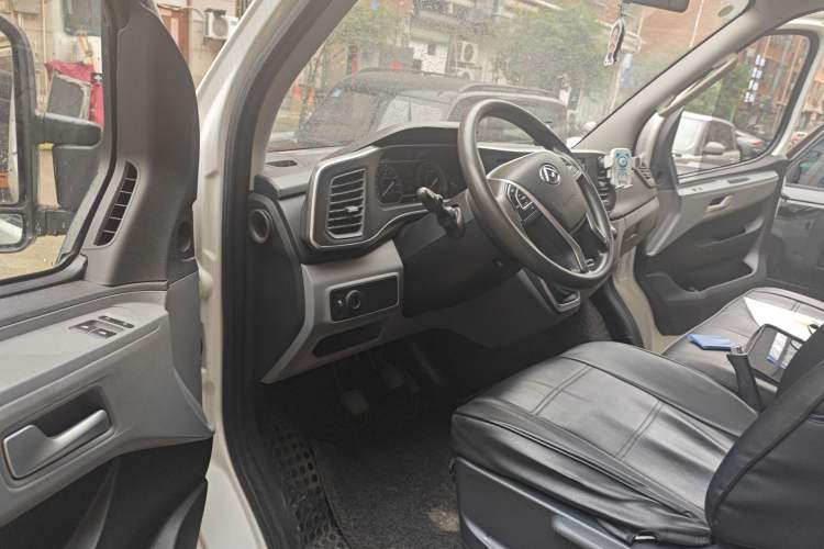 Used SAIC MAXUS Xintu V80 2025 Value Edition Aoyuntong 2.0T Manual Long Wheelbase Mid-Height Design 127 Ps 6/7/9-Seater Driver Seat