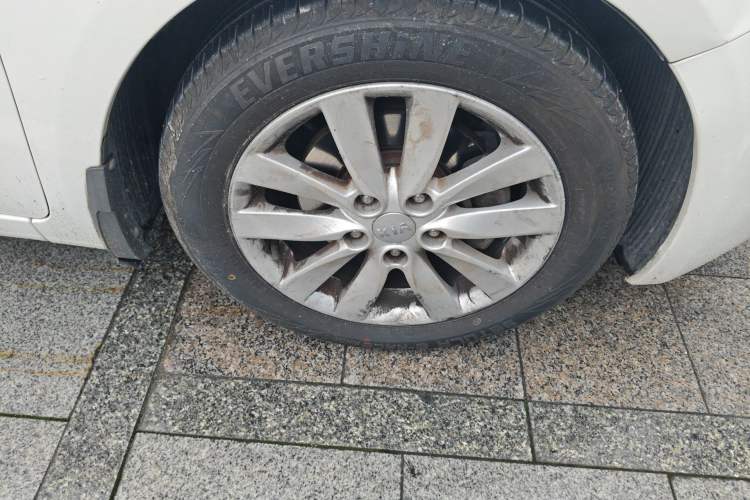 Used Kia K3 2013 1.6L Automatic GL Right Front Wheel Hub