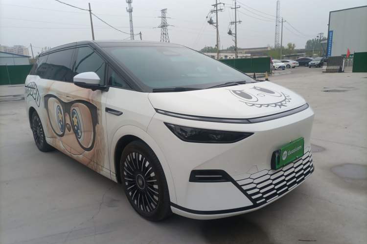 Used XPeng X9 2025 740 Ultra-Long Range Max Front Right 45 Deg