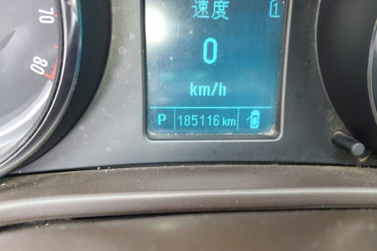 Used Buick Regal 2015 2.0L Leading Fashion Edition Odometer Close Up