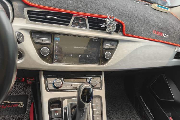 Used Geely Auto Emgrand X7 Sport 2018 1.8TD Automatic Two-Wheel Drive Smart Connect 4G Internet Edition Audio And AC Panel