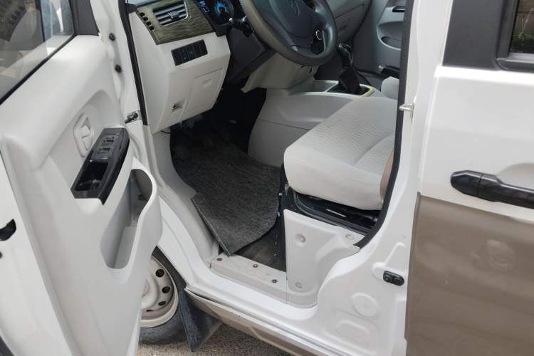 Used Jinbei Hiace X30 2023 1.5L Business-Grade Minibus 5/6/7-Seater Central Air Conditioning Version SWC15M