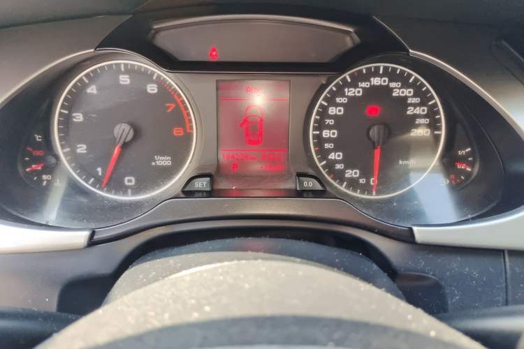 Used Audi A4L 2012 2.0 TFSI automatic Comfort trim level
