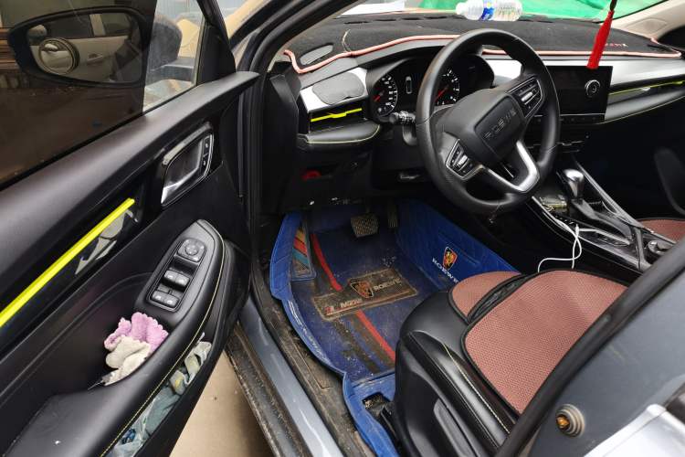 Used Roewe i5 2021 1.5L CVT Black Gold Edition
