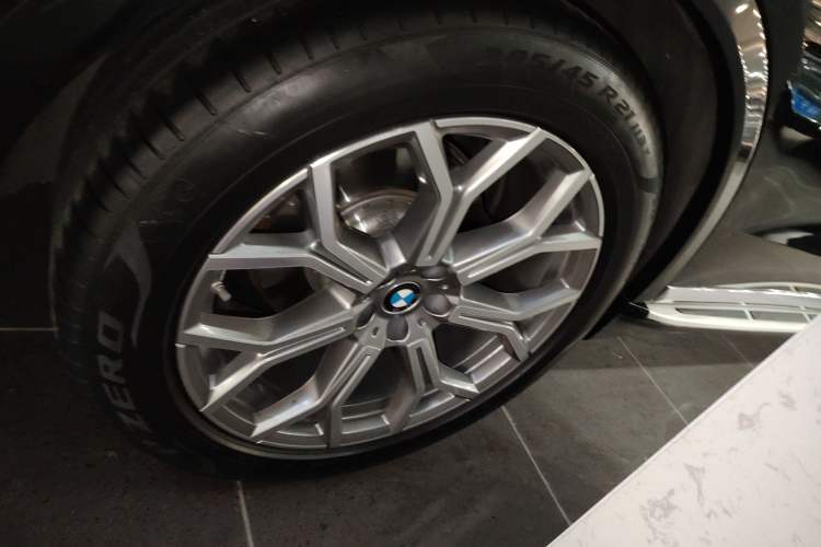 Used BMW X7 2023 xDrive40i Luxury Package with Leading Features Exterior 5