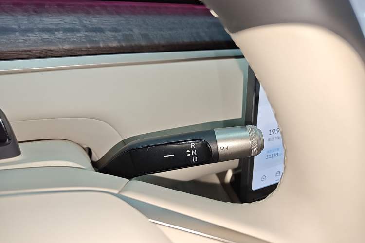 Used ONVO Luxeed L90 2025 Model—Max Six-Seater Version Gear Lever