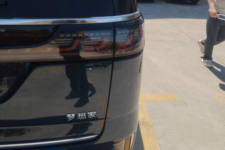 Used VOYAH Dream 2025 PHEV Four-Wheel-Drive Flagship Version – Qiankun Edition Right Rear Taillight