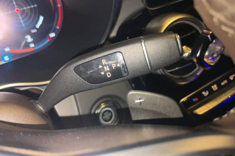 Used Mercedes-Benz GLC 2022 Refreshed GLC 260 L 4MATIC Dynamic Edition Gear Lever