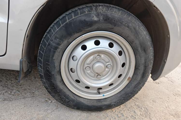 Used Wuling Hongguang V 2019 1.5L Jingqu Edition Sealed-Window Vehicle China VI LAR Right Front Wheel Hub