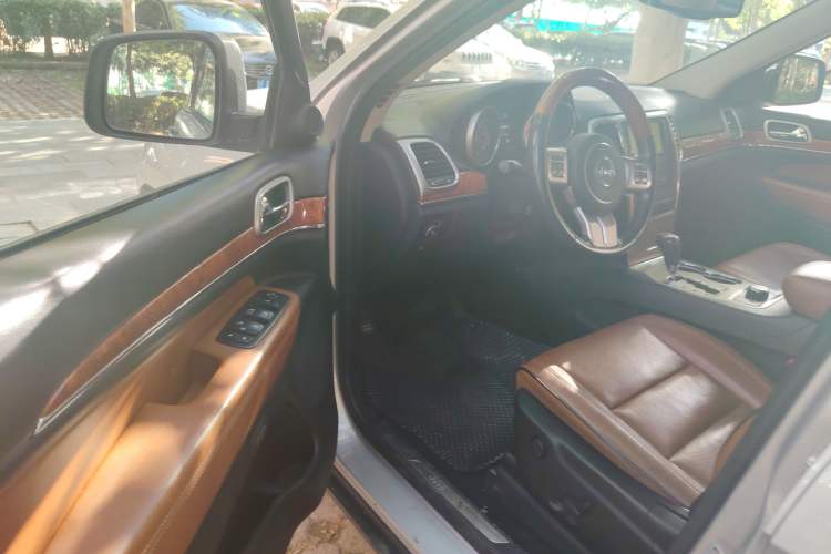 Used Jeep Grand Cherokee 2011 5.7L Flagship Navigation Edition
