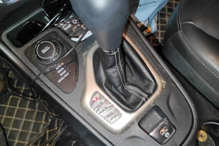 Used Jeep Cherokee 2017 2.4L Excellence Edition Gear Lever