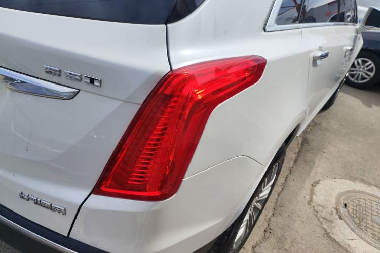 Used Cadillac XT5 2018 25T Luxury Model Exterior 3