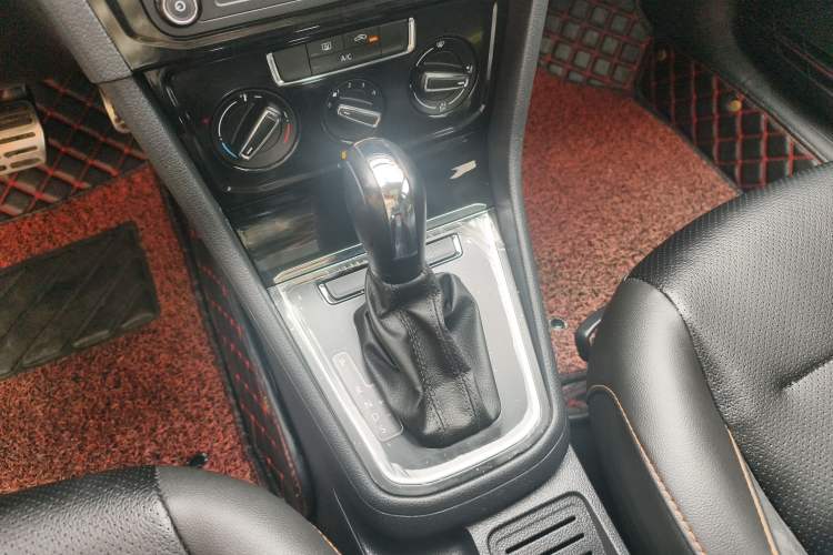 Used Volkswagen C-TREK 2020 1.5L Automatic Comfort Model Gear Lever