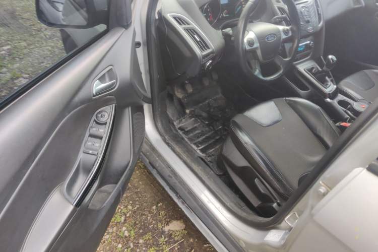 Used Ford Focus 2012 Sedan 1.6L Manual Fashion Edition Driver Seat