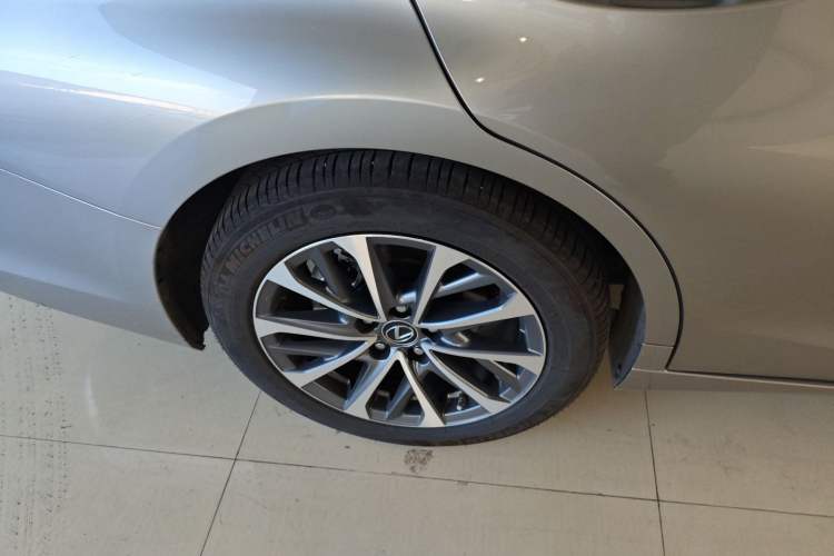 Used Lexus ES 2025 300h Deluxe Edition
