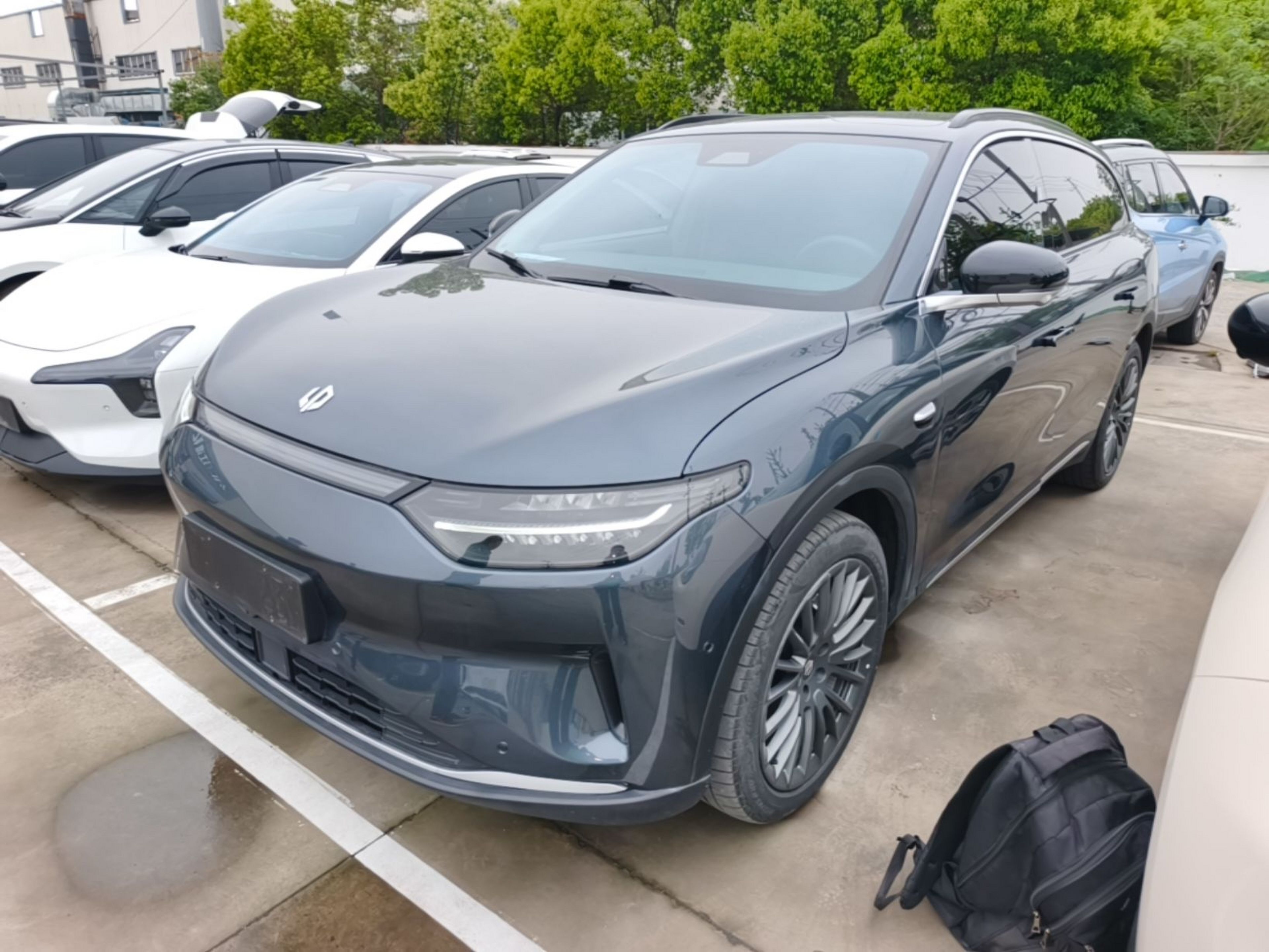 Под передней частью автомобиля