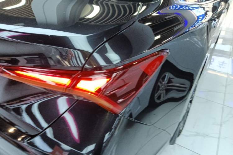 Used Toyota Avalon 2023 2.0L Luxury Edition Right Rear Taillight