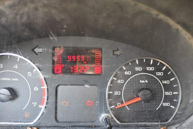 Used Wuling Rongguang V 2016 1.5L Practical Version Odometer Close Up