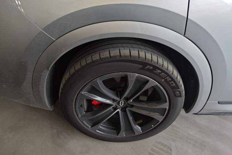 Used Hima AITO M8 2025 Extended-Range Ultra Version 53.4 kWh 5-Seater Edition Right Rear Wheel Hub