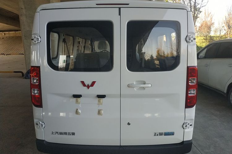 Used Wuling Yangguang 2024 300KM Comfort Version Passenger Van 75kW