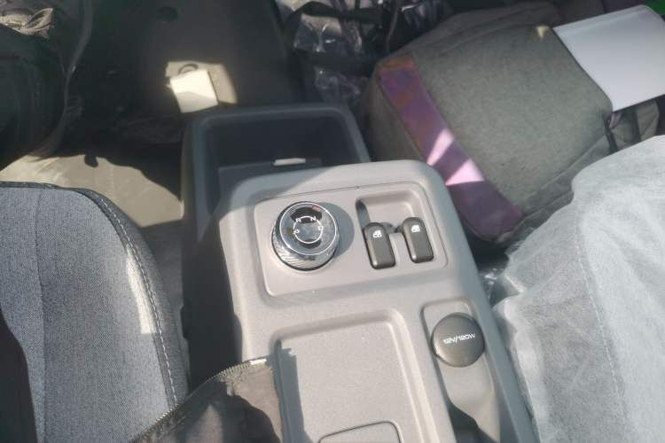 Used Wuling Yangguang 2024 300KM Comfort Version Passenger Van 75kW