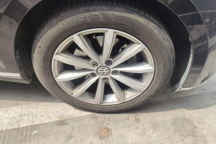 Used Volkswagen Magotan 2019 330TSI DSG Leading Model China VI Standard Right Front Wheel Hub