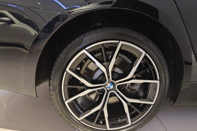 Used BMW 5 Series 2022 Second Facelift 530Li Luxury Version M Sport Package Right Rear Wheel Hub