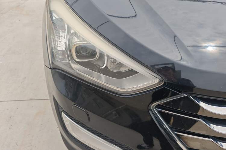 Used Hyundai Santa Fe 2013 2.0T Automatic All-Wheel Drive Top Trim Right Front Headlight