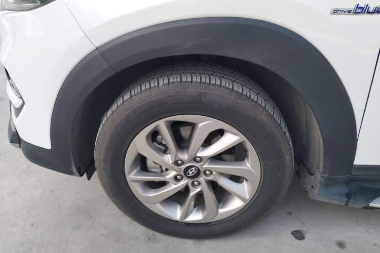 Used Hyundai Tucson 2015 1.6T Dual-Clutch Two-Wheel-Drive Smart Model Left Front Wheel Hub