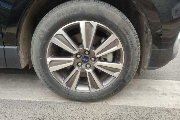 Used Ford Edge 2021 PLUS EcoBoost 245 Two-Wheel-Drive Platinum Edition 5 Seats Right Front Wheel Hub