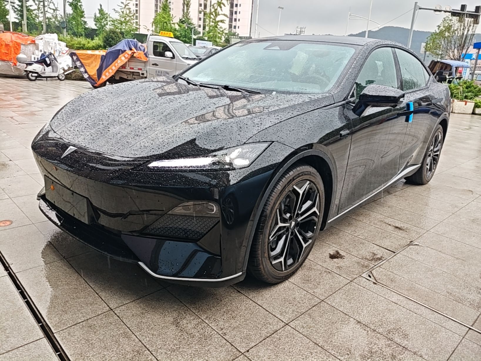 Под передней частью автомобиля