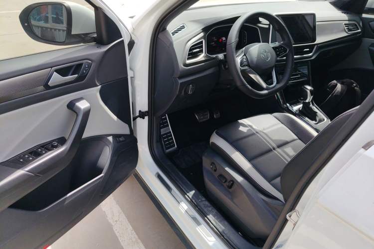 Used Volkswagen T-ROC 2023 300TSI DSG Two-Wheel-Drive Chen Guang Edition Driver Seat