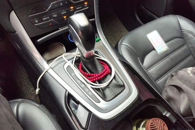 Used Ford Edge 2015 2.0T GTDi Two-Wheel-Drive High-Line Version
